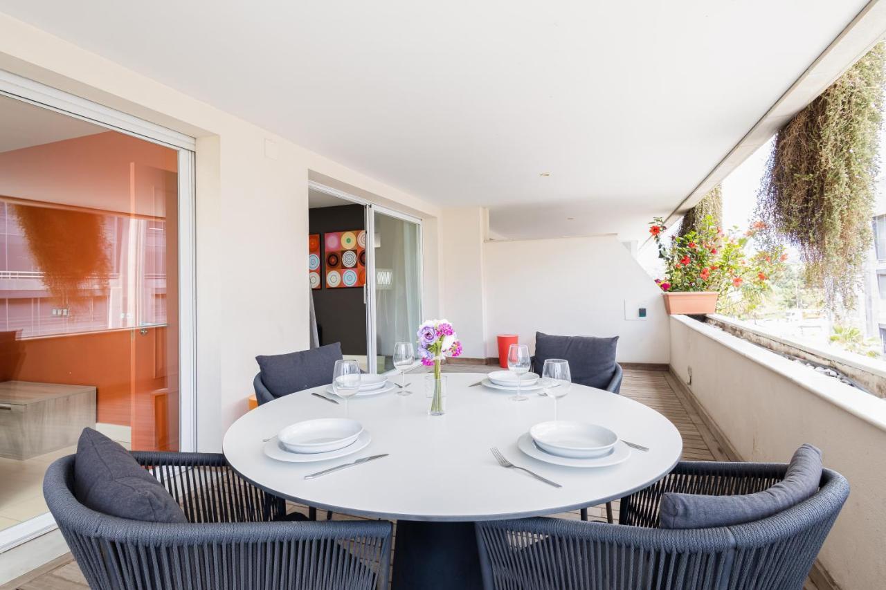 Puerto Banus, Edificio Tembo, 2 Bedroom Apartment, Parking And Pool *